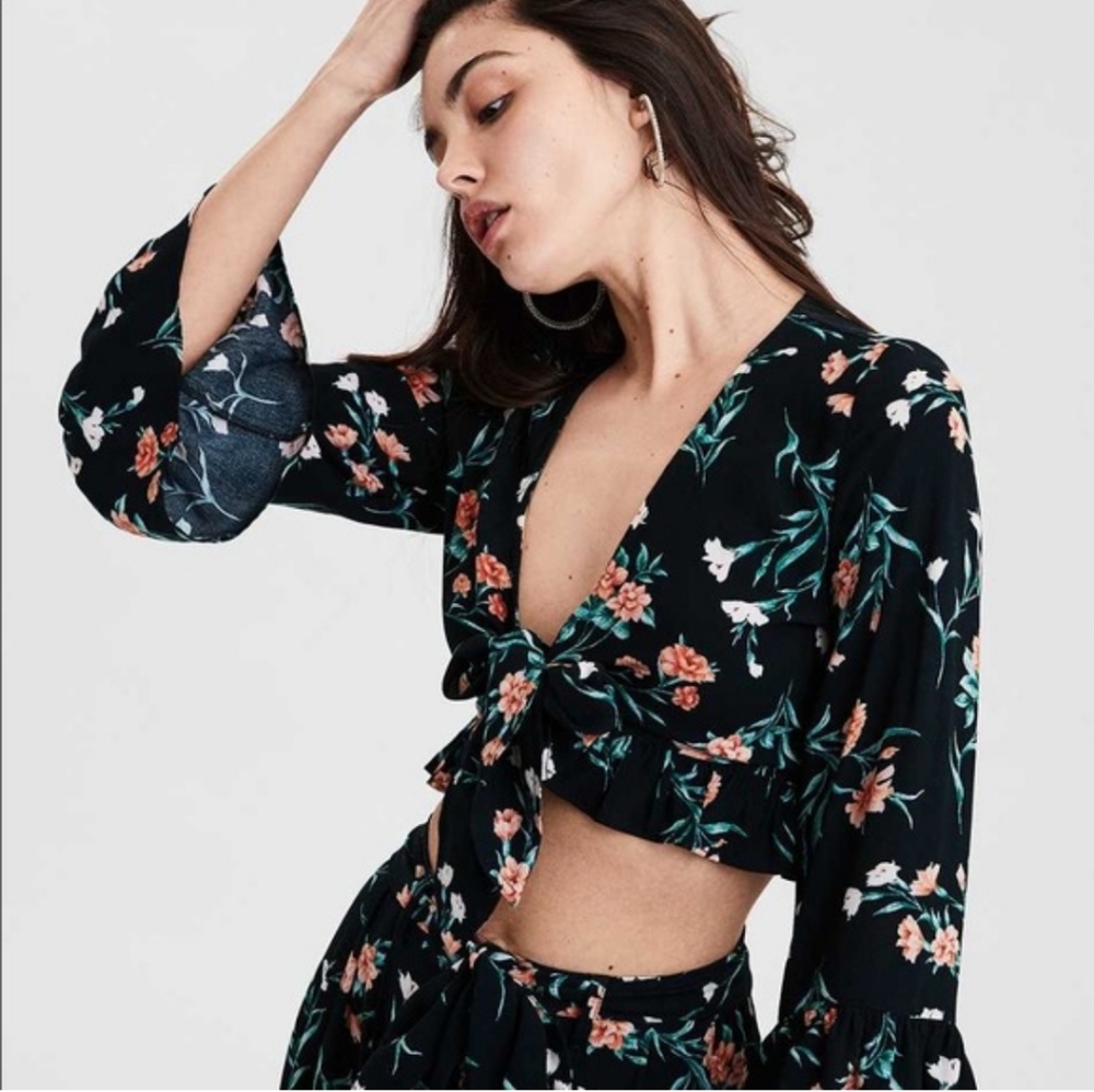 American Eagle Floral tie-up top - Picture 1 of 8